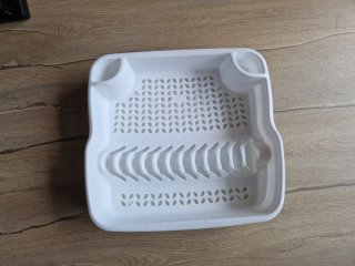 Escurridor de platos de plástico en buen estado.