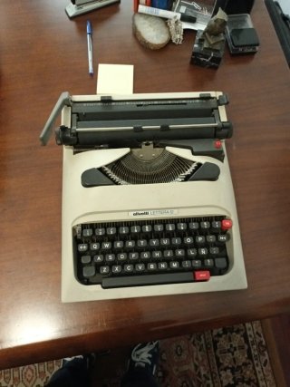 Máquina de escribir Olivetti Lettera 12