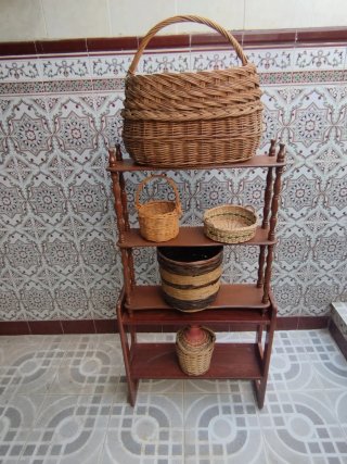 Estantería de madera con cestas de mimbre