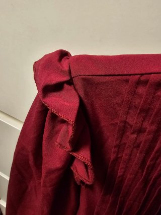 Blusa elegante burdeos con detalles de volantes