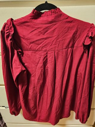 Blusa elegante burdeos con detalles de volantes