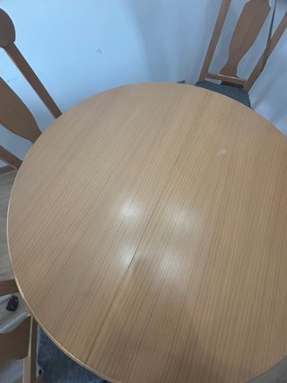Mesa de comedor y 4 sillas de madera