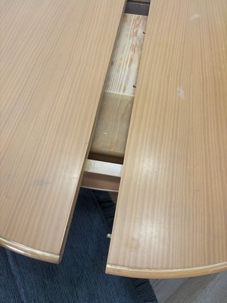 Mesa de comedor y 4 sillas de madera