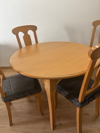 Mesa de comedor y 4 sillas de madera