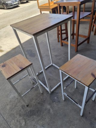 Mesa alta y 2 taburetes madera y metal