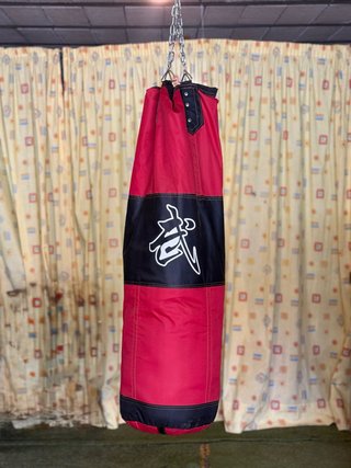 Saco de boxeo rojo y negro resistente