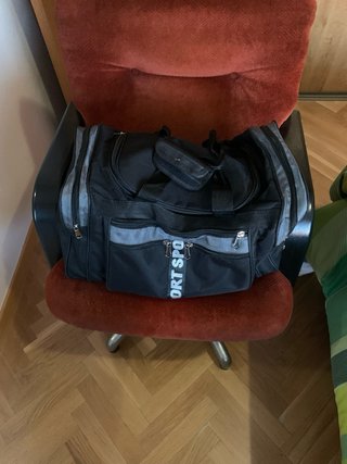 Bolsa de deporte negra y gris