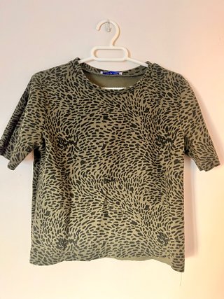 Camiseta verde estampado leopardo