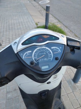 Honda SH 125 Scooter Blanca y Negra
