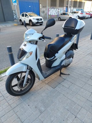 Honda SH 125 Scooter Blanca y Negra