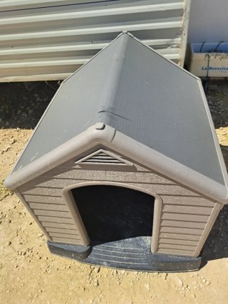 Caseta perro grande beige y negra
