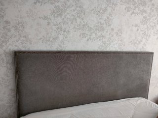 Cabecero tapizado 150cm con tachuelas Kenay Home .