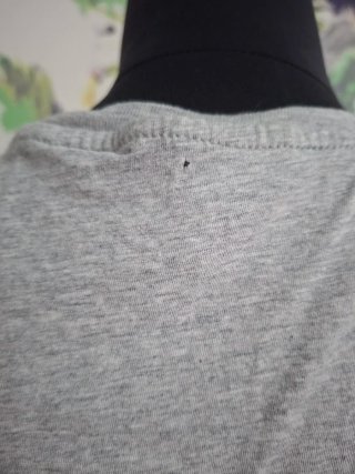 Camiseta gris con estampado de corbata