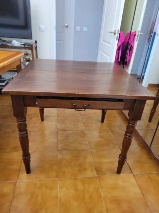 Tavolo in legno marrone con cassetto