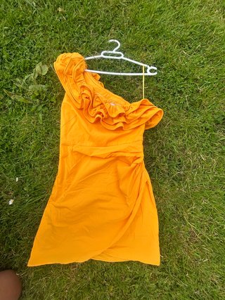 Vestido Mango fiesta naranja volantes asimétrico