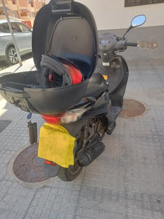 Moto Scooter 125cc Negra y Gris
