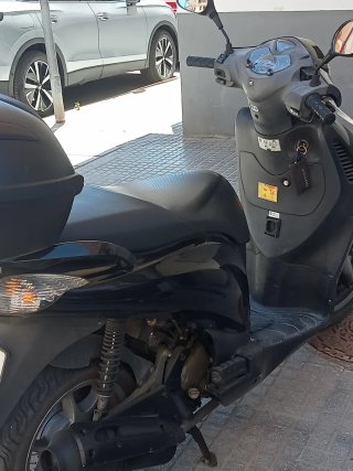 Moto Scooter 125cc Negra y Gris