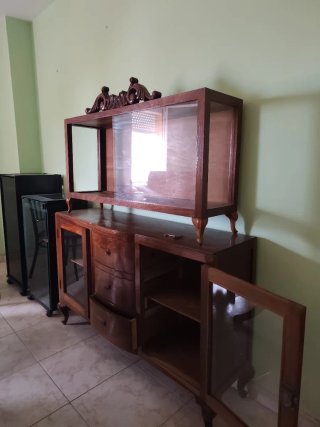 Mueble vitrina vintage madera y cristal.