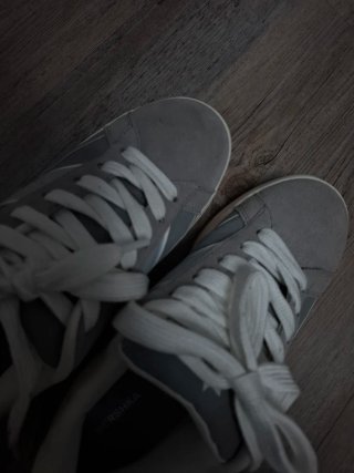 Zapatillas Bershka grises y blancas