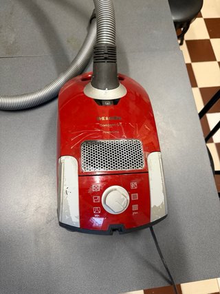 Aspiradora Miele Roja con Accesorios