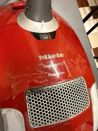 Aspiradora Miele Roja con Accesorios