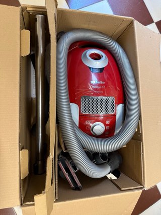 Aspiradora Miele Roja con Accesorios