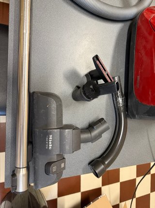 Aspiradora Miele Roja con Accesorios