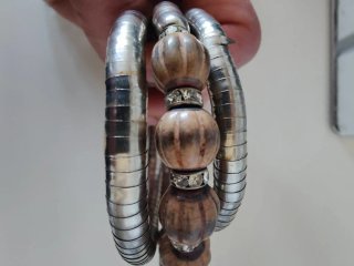 Lote de pulseras y expositor