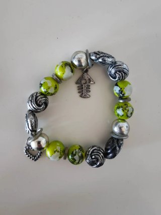 Lote de pulseras y expositor