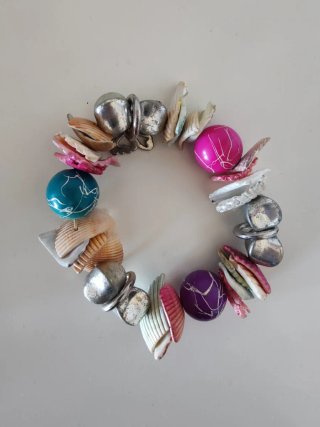 Lote de pulseras y expositor