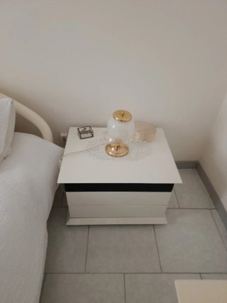 Letto matrimoniale bianco più comó più due comodin