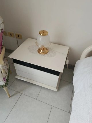 Letto matrimoniale bianco più comó più due comodin