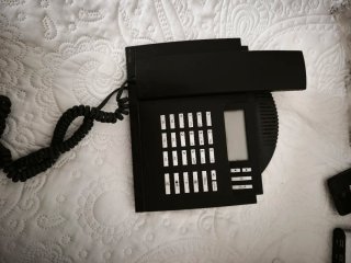 Teléfono negro de oficina