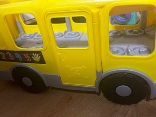 Autobús escolar Fisher Price con figuras