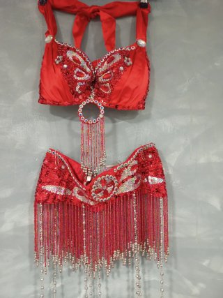 Traje oriental rojo y plateado