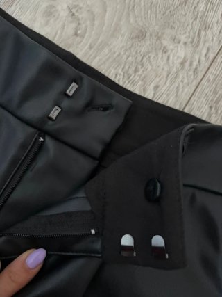 Pantalón corto efecto piel negro