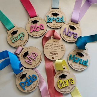 Medalla en Madera Graduación Infantil