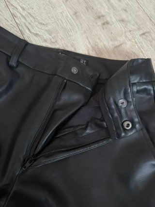 Pantalón largo efecto piel negro