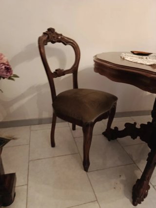 Tavolo allungabile e 2 sedie in legno