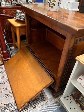 Mueble de madera maciza con gran capacidad