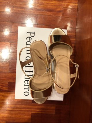 Sandalias PdH piel sin estrenar doradas t.39