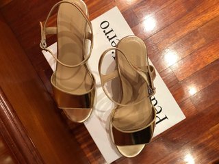 Sandalias PdH piel sin estrenar doradas t.39