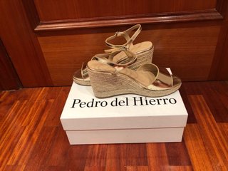 Sandalias PdH piel sin estrenar doradas t.39