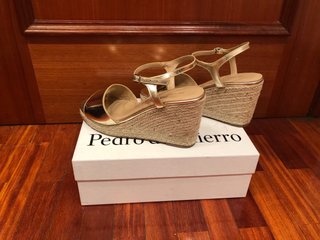 Sandalias PdH piel sin estrenar doradas t.39