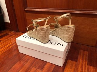 Sandalias PdH piel sin estrenar doradas t.39