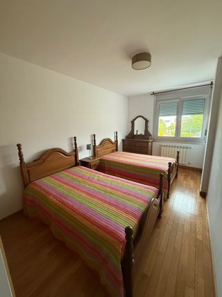 2 Camas Individuales + Cómoda Madera com espejo