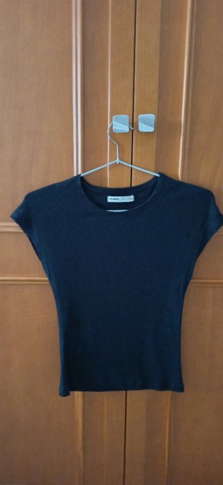Camiseta negra Pull&Bear manga corta.
