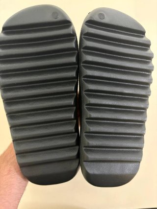 Yeezy Slide Black Onyx Talla 42