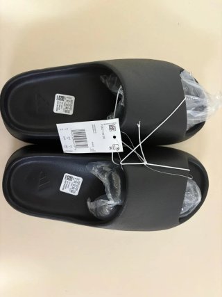 Yeezy Slide Black Onyx Talla 42