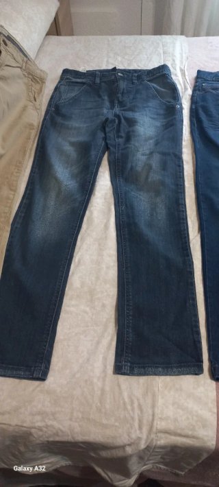 Pantalones vaqueros y beige para niños